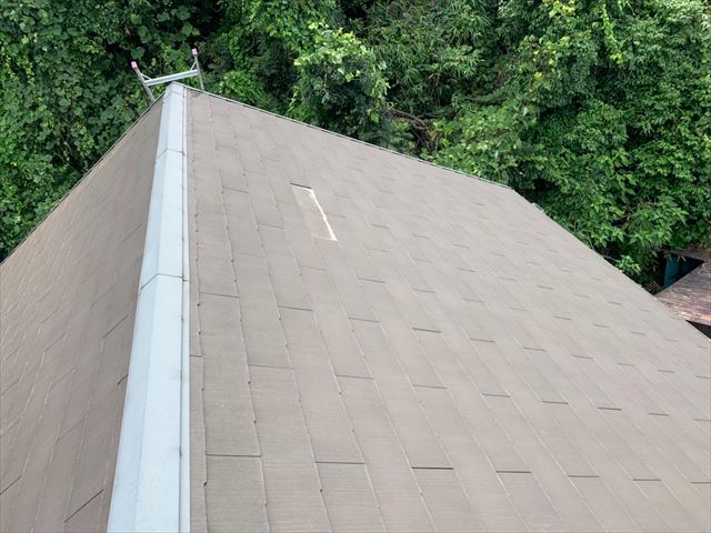 スレート材が一枚抜け落ちたスレート屋根